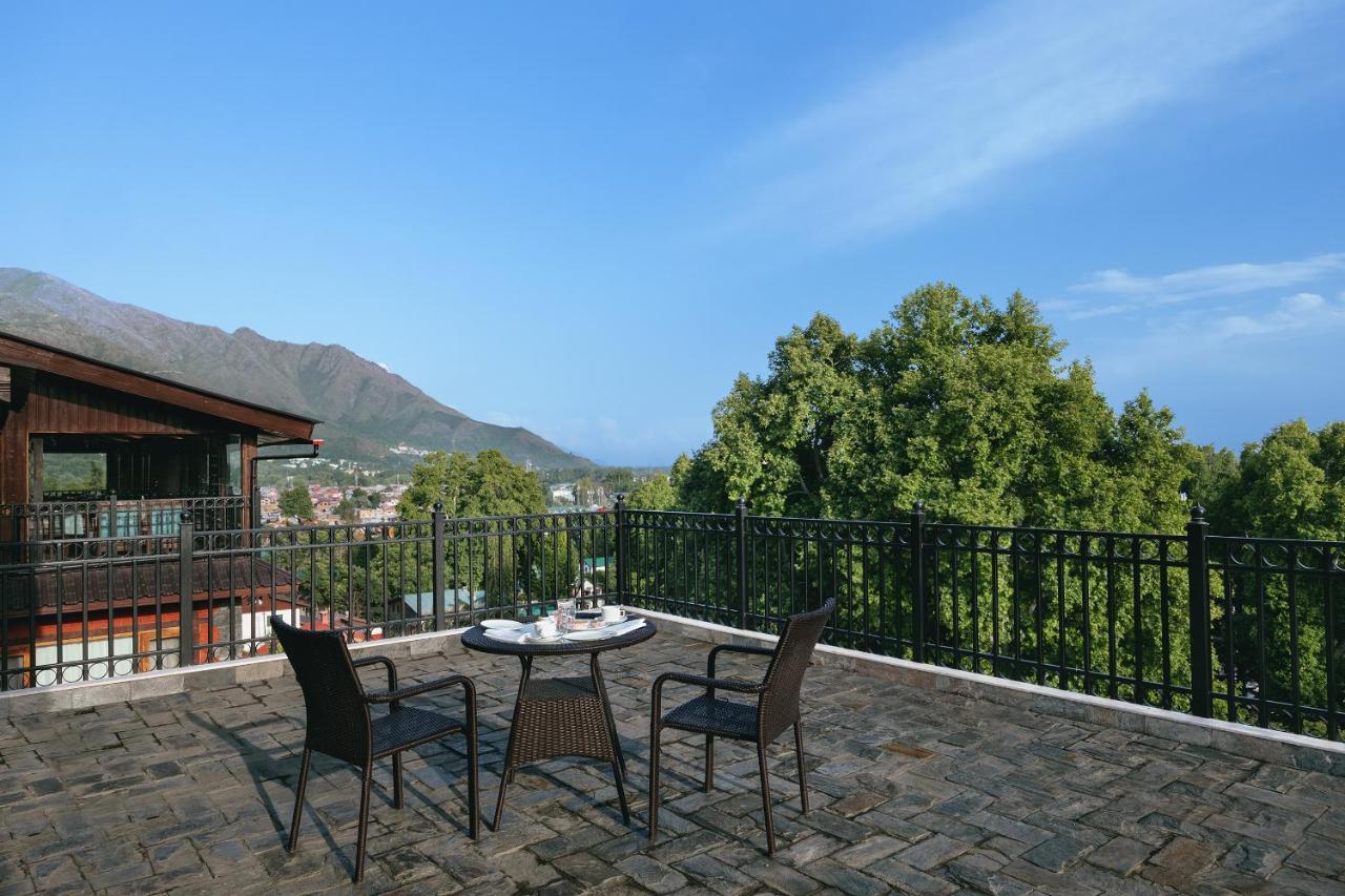Golden Tulip Srinagar Hotel Kültér fotó