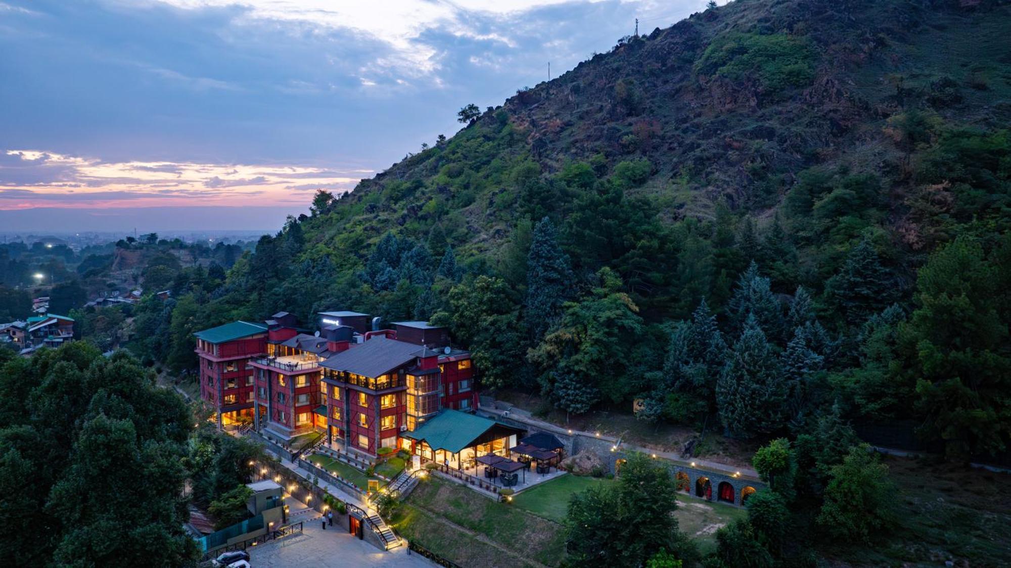 Golden Tulip Srinagar Hotel Kültér fotó