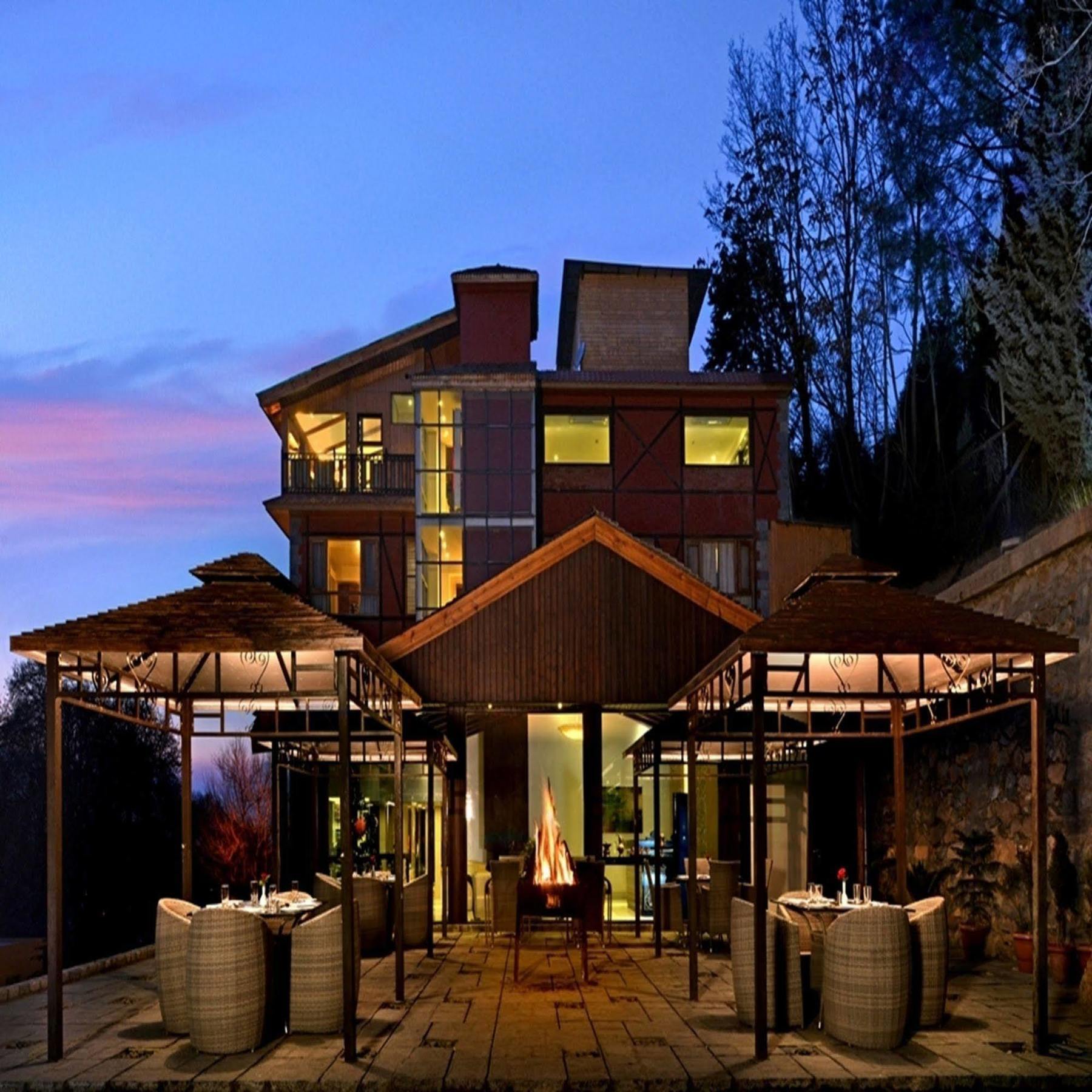 Golden Tulip Srinagar Hotel Kültér fotó