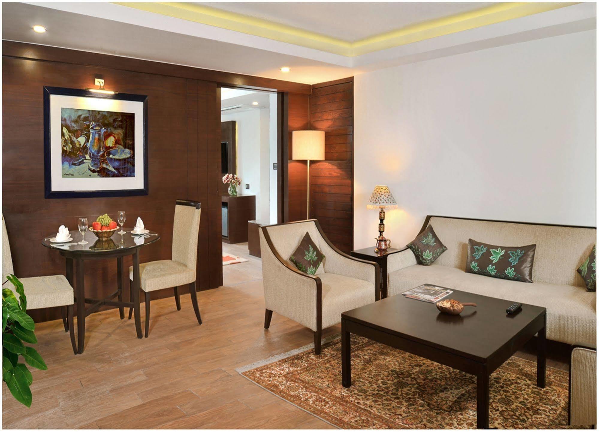 Golden Tulip Srinagar Hotel Kültér fotó