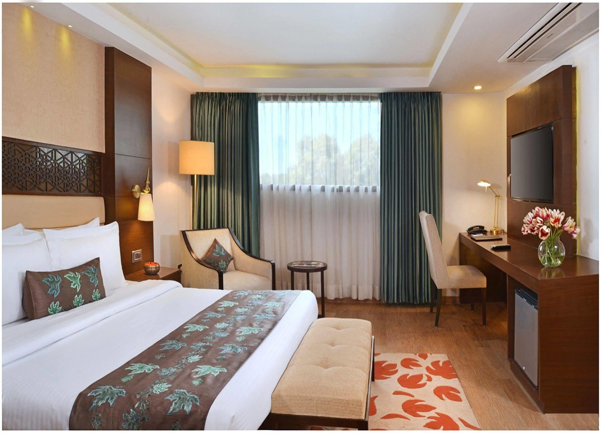 Golden Tulip Srinagar Hotel Kültér fotó