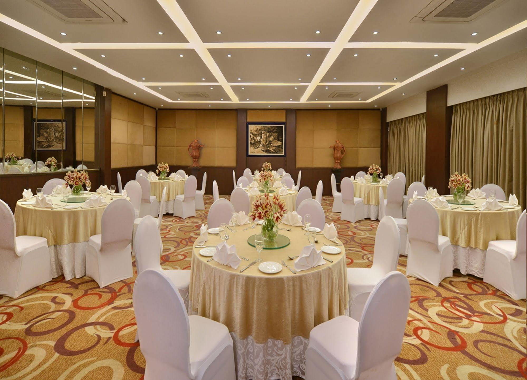 Golden Tulip Srinagar Hotel Kültér fotó