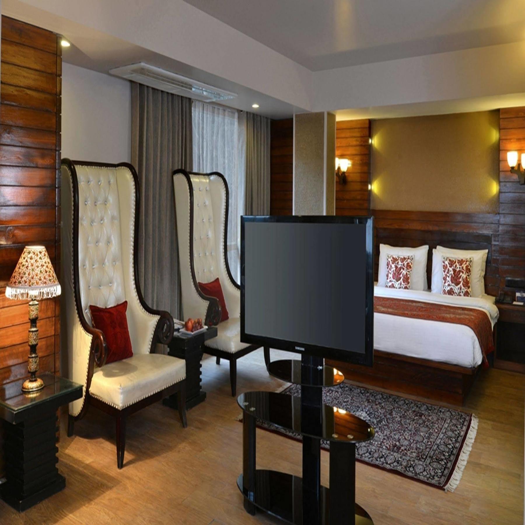 Golden Tulip Srinagar Hotel Kültér fotó