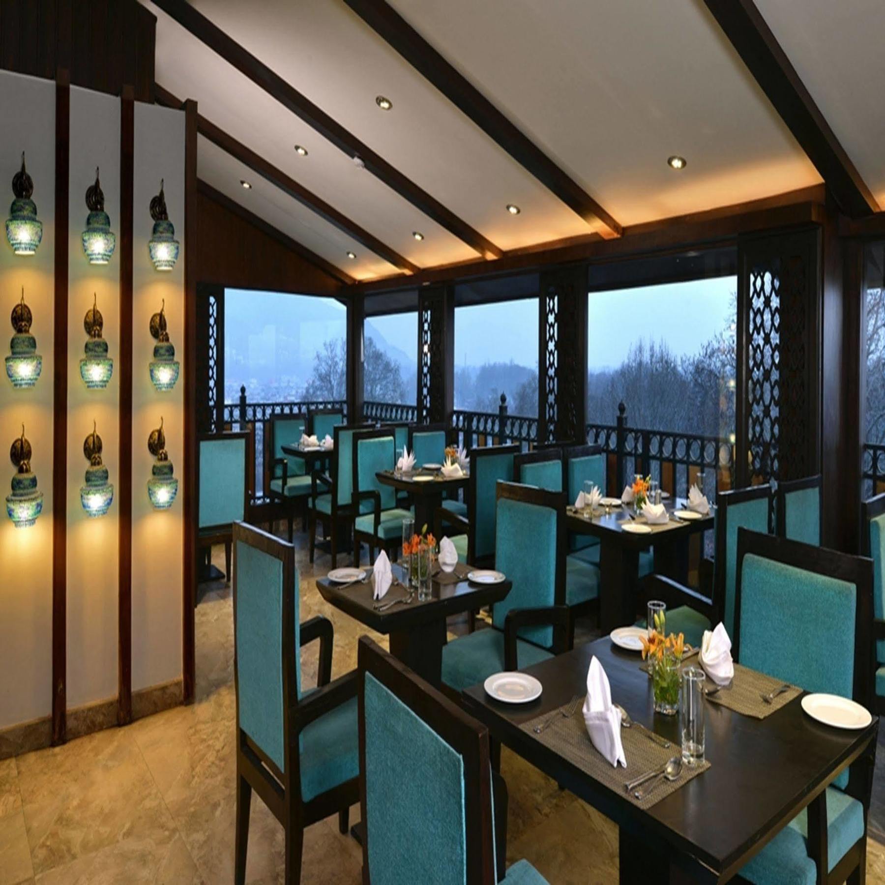 Golden Tulip Srinagar Hotel Kültér fotó